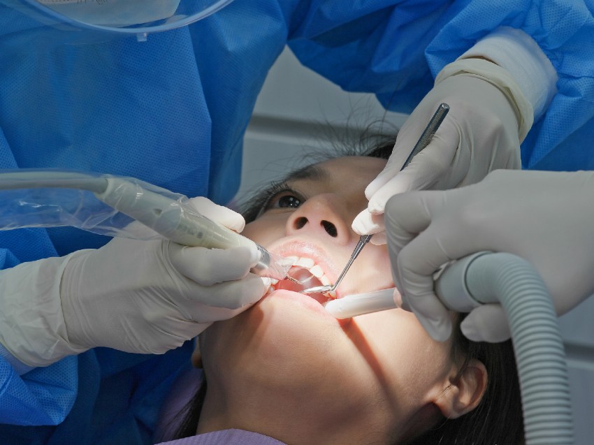 Pacjent podczas zabiegu dentystycznego